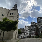 Altstadt Velbert-Neviges Fachwerkhäuser und eine Kirche mit Turm prägen das historische Straßenbild der Altstadt Neviges.