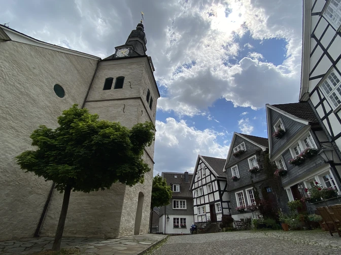 Altstadt Velbert-Neviges Fachwerkhäuser und eine Kirche mit Turm prägen das historische Straßenbild der Altstadt Neviges.
