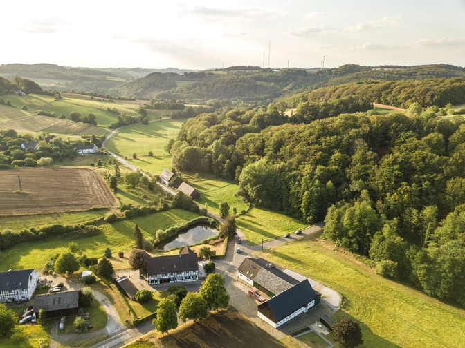 Windrather Tal bei Velbert Luftaufnahme des Windrather Tals bei Velbert mit Feldern, Wäldern und vereinzelten Gebäuden im Abendlicht.