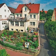 ADFC Lippe (Hotel Havergoh) Hotel Havergoh mit rotem Dach, umliegendem Garten und Balkon. Drei Gästehäuser in ruhiger Straße.