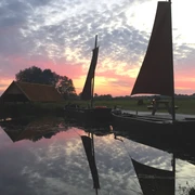 Torfkähne in der Abenddämmerung  Torfkähne in der Abenddämmerung