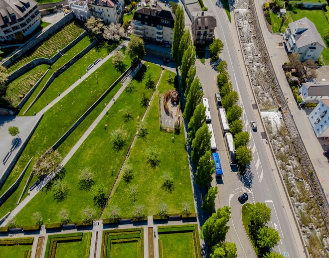 Busparkplatz Schloss Luftaufnahme Busparkplatz SchlossAerial view of bus parking lot at castleVue aérienne du parking pour bus du château