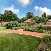 Schlossgarten Oldenburg im Sommer Schlossgarten Oldenburg im Sommer mit Blick auf die alten Stallanlagen und den Pavillon
