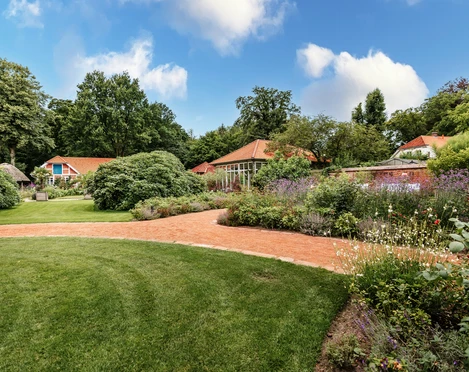 Schlossgarten Oldenburg im Sommer Schlossgarten Oldenburg im Sommer mit Blick auf die alten Stallanlagen und den Pavillon