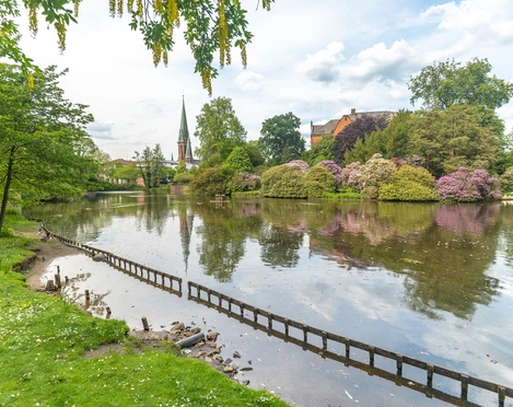 Schlossgarten Oldenburg mit Blick auf die Lamberti-Kirche Schlossgarten Oldenburg mit Blick auf die Lamberti-Kirche