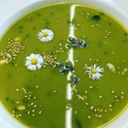 Mittagessen-Beispiel Grüne Kräutersuppe mit Blüten