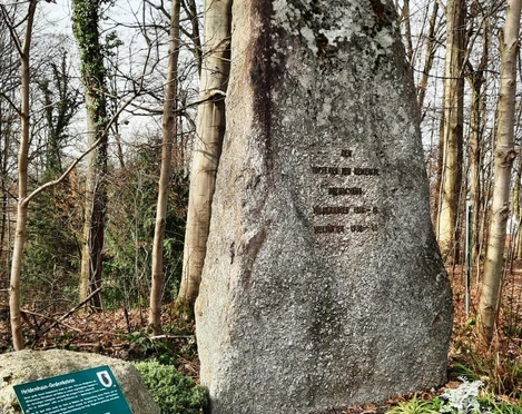 Heldenhain Gedenkstein