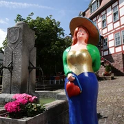 Rathausplatz mit Kurbotschafterin Bella