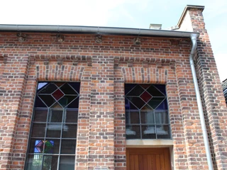 Stadt Petershagen Alte Synagoge Alte Synagoge in Petershagen mit roten Ziegelwänden und kunstvoll gestalteten Buntglasfenstern.