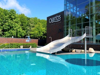 Freibad OLantis Oldenburg.jpg Das Freibad im OLantis Oldenburg mit Rutsche