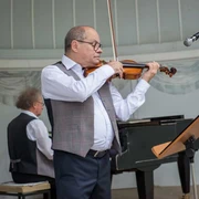 Nahaufnahme vom Violinist beim Kurkonzert in der Musikmuschel.