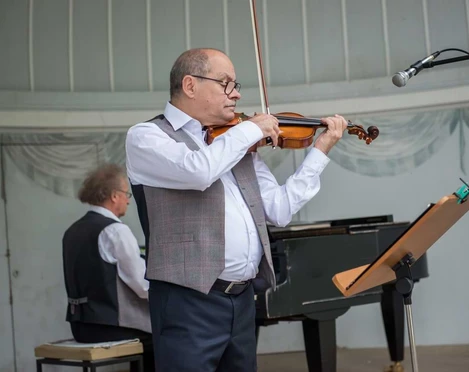 kurkonzert-bad-driburger-touristik-gmbh-daniel-winkler-4-kom.jpg Nahaufnahme vom Violinist beim Kurkonzert in der Musikmuschel.