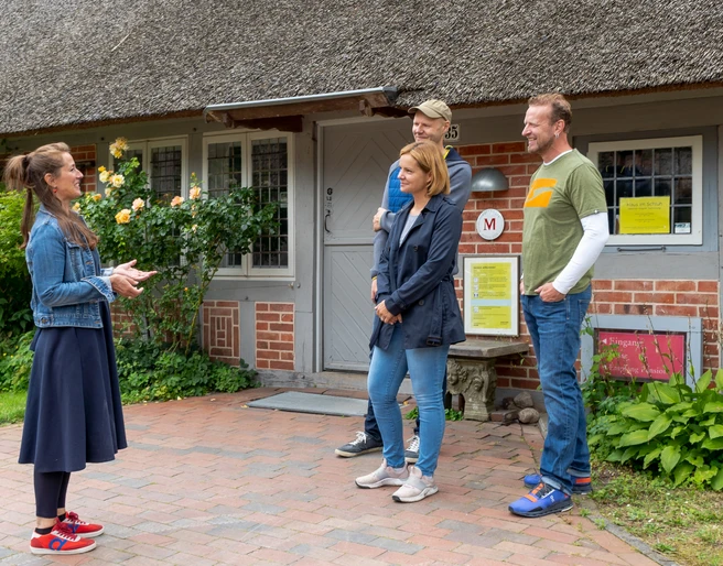 Vor dem Haus im Schluh.jpg