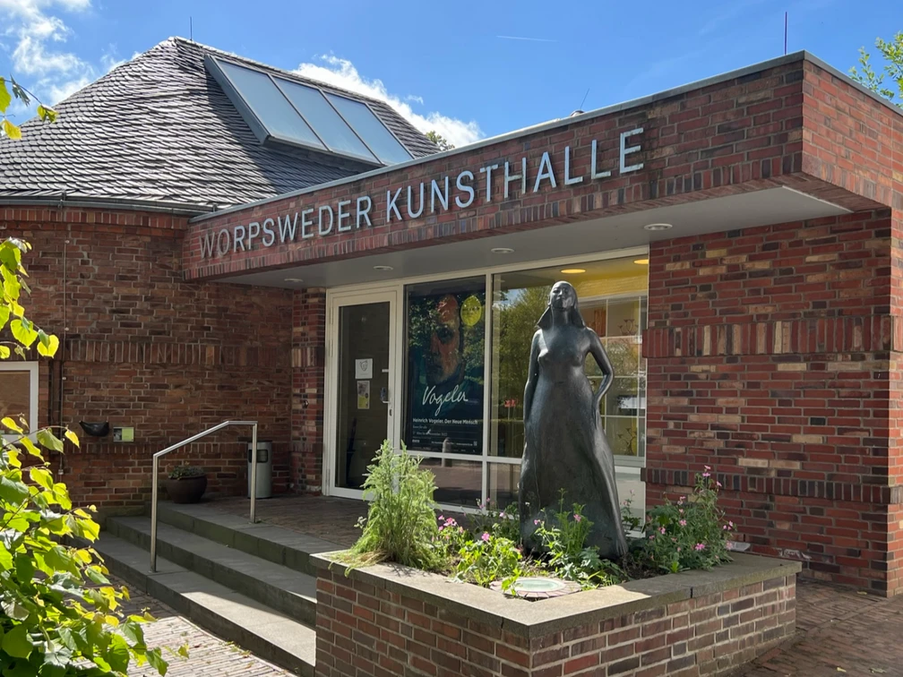 Worpsweder Kunsthalle Eingang der Worpswede Kunsthalle, einem Gebäude aus roten Backstein mit einer Skulptur einer Frau neben dem Eingang