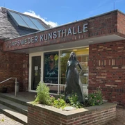 Worpsweder Kunsthalle Eingang der Worpswede Kunsthalle, einem Gebäude aus roten Backstein mit einer Skulptur einer Frau neben dem Eingang