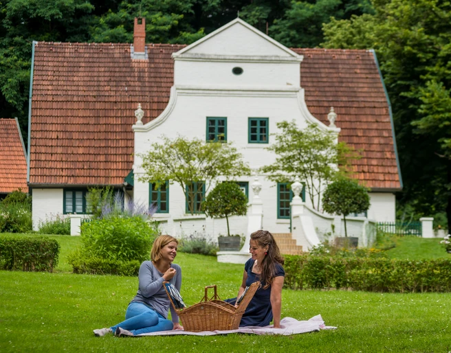 Im Garten des Barkenhoffs 2 Frauen picknicken im Garten des Barkenhoffs