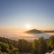 Kaiser-Wilhelm-Denkmal Ringterrasse mit Blick auf Fernsehturm bei Sonnenaufgang