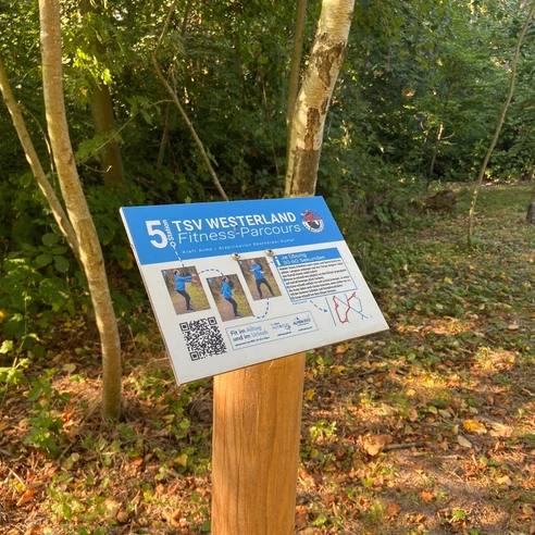 Stele des Fitness-Parcours im Westerländer Südwäldchen
