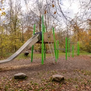 Kinderspielplatz am Wanderparkplatz Hinkesforst in Ratingen Ein moderner Spielplatz mit Rutsche und Klettergerüst, umgeben von herbstlichen Bäumen im Hinkesforst.