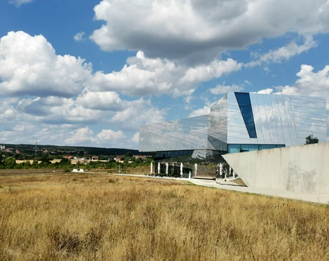 forschungsmuseum-schoeningen-1-beate-ziehres-zeitorte.jpg Das Forschungsmuseum Schöningen: Furturistisches Gebäude mit Spiegelfassade beherbergt eine Weltsensation.