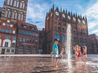 Kinder vor Stralsunder Rathaus