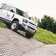 Land Rover Experience in Wülfrath Land Rover auf schrägem, gepflastertem Gelände bei der Offroad-Experience in Wülfrath.