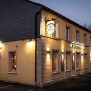 Außenansicht der Krone Homberg in Ratingen Außenansicht des Gebäudes Krone Homberg in Ratingen bei Abenddämmerung, beleuchtet und einladend.