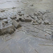 Stadtmodell Achim Bronzemodell der Stadt Achim zeigt detailliert historische Gebäudeanordnung und Straßenzüge.
