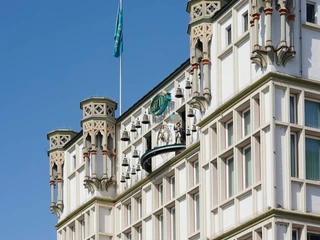 4711 Fragrance house Die Fassade des 4711-Duftmuseums mit dem Glockenspiel vor blauem Himmel.The façade of the 4711 fragrance museum with the carillon against a blue sky.