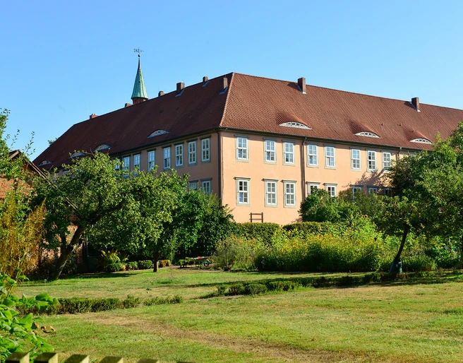 Außenansicht Kloster Isenhagen Außenansicht Kloster Isenhagen