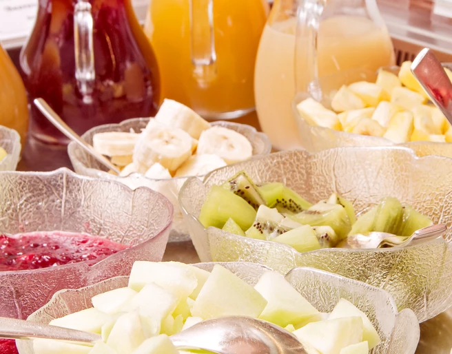Ringhotel Teutoburger Wald_Frühstück 2_ Quelle Ringhotel Teutoburger Wald.jpg Frisches Obstbuffet mit Honigmelone, Kiwi, Banane und Saftkaraffen für einen reichhaltigen Start.
