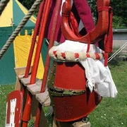 Ritterhelm und Lanzen mit Schild