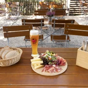 Brotzeitteller Gasthof Alter Wirt  Liebevoll angerichteter Brotzeitteller mit Schinken, Wurst, Käse und Salatgarnitur, dazu ein gefüllter Brotkorb und ein frisch gezapftes Bier