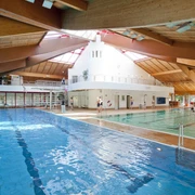 Hildorado Schwimmbad in Hilden Ein großes Schwimmbad mit verschiedenen Bereichen, natürlichem Licht und einer Holzarchitektur.