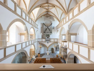 Schlosskapelle Hartenfels in Torgau - Sehenswürdigkeiten in der Leipzig Region Blick von der Empore in die Schlosskapelle des Schlosses Hartenfels in Torgau mit Altar und Orgel, Ausflug, Leipzig Region