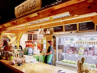 Der weihnachtliche Gänsemarkt Eskildsen - Regionale Produkte Ein Tresen mit regionalen Produkten der Gänsefarm Eskildsen zum Verkauf auf dem Gänsemarkt zu Weihnachten