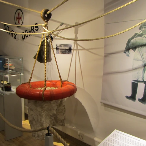 Heringsfängermuseum Ein Ausstellungsraum im Heringsfängermuseum zeigt historische Rettungsgeräte.
