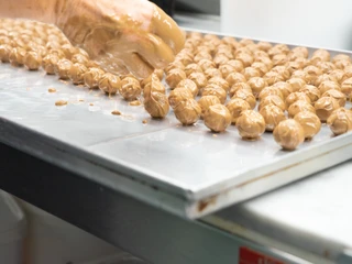 Trüffelherstellung in der Chocolaterie Praetsch - Regionale Produkte Unzählige Trüffeln werden händisch in der Chocolaterie Praetsch Wermsdorf schokoliert, regionale ProdukteCountless truffles being coated in chocolate by hand at Chocolaterie Praetsch in Wermsdorf, regional products