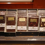 Schokoladentafeln der Chocolaterie Praetsch - Regionale Produkte Verschiedenste Sorten von Schokoladentafeln stehen aufgereiht in der Chocolaterie Praetsch Wermsdorf zum Kaufen bereit, regionale ProdukteVarious kinds of chocolate bars ready to be sold and on display at Chocolaterie Praetsch, regional products