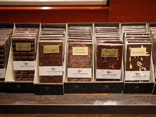 Schokoladentafeln der Chocolaterie Praetsch - Regionale Produkte Verschiedenste Sorten von Schokoladentafeln stehen aufgereiht in der Chocolaterie Praetsch Wermsdorf zum Kaufen bereit, regionale ProdukteVarious kinds of chocolate bars ready to be sold and on display at Chocolaterie Praetsch, regional products