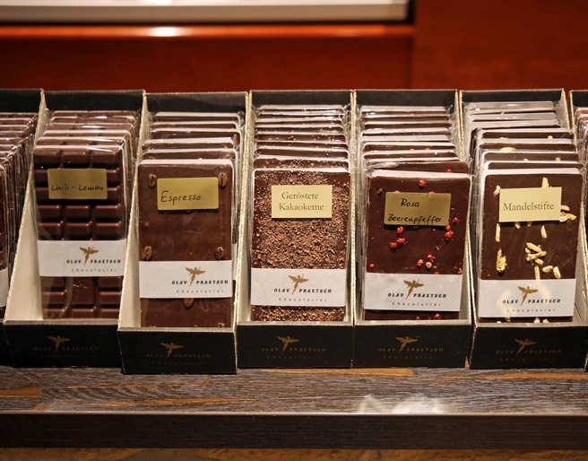Schokoladentafeln der Chocolaterie Praetsch - Regionale Produkte Verschiedenste Sorten von Schokoladentafeln stehen aufgereiht in der Chocolaterie Praetsch Wermsdorf zum Kaufen bereit, regionale ProdukteVarious kinds of chocolate bars ready to be sold and on display at Chocolaterie Praetsch, regional products