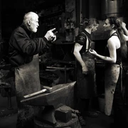 Familienbetrieb Schmiede Widdermann - Regionale Produkte Zwei Männer und eine Frau stehen in Arbeitskleidung im Familienbetrieb der Schmiede Widdermann in Hohenprießnitz, um Kunst- und Gebrauchsgegenstände in Schmiedeeisen herzustellen, regionale Produkte