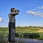 Mann mit Fernglas