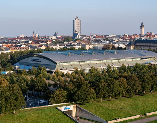 QUARTERBACK Immobilien ARENA: venue for your meeting & conference in Leipzig QUARTERBACK Immobilien ARENA: Eventlocation mit Hintergrund der Stadt für Tagung & Konferenz Leipzig ConventionQUARTERBACK Immobilien ARENA: venue for meeting & conference Leipzig convention
