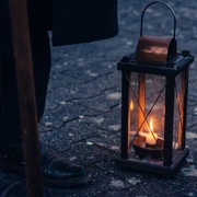 Düstere Geschichten im Schein der Laterne
