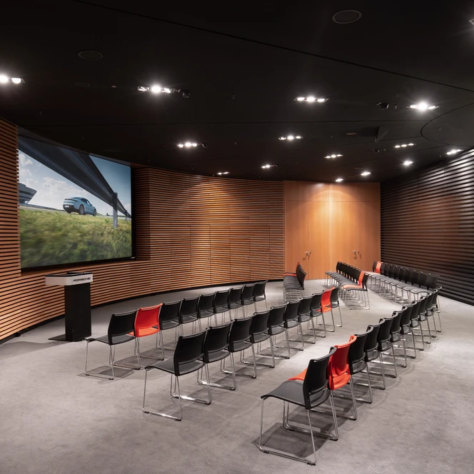 Porsche Experience Center: Eventlocation mit Tagungsraum Forum für Ihre Tagung & Konferenz in Leipzig