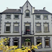 Hotel Bergische Schweiz Velbert-Langenberg Historisches Gebäude in Velbert-Langenberg, mit symmetrischer Fassade und dekorativen Fenstern.