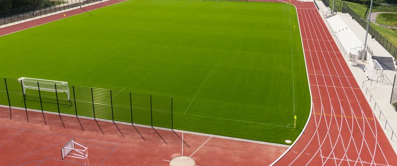 EMKA Sportzentrum Velbert Großes Sportzentrum mit weitläufigem Fußballfeld und Laufbahn, geeignet für verschiedene Sportarten.