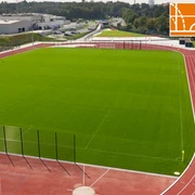 EMKA Sportzentrum Velbert Großes Sportzentrum mit weitläufigem Fußballfeld und Laufbahn, geeignet für verschiedene Sportarten.