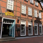 Alter Posthof Das Foto zeigt die Fassade eines historischen Fachwerkhauses mit der Aufschrift „Im alten Posthof“.